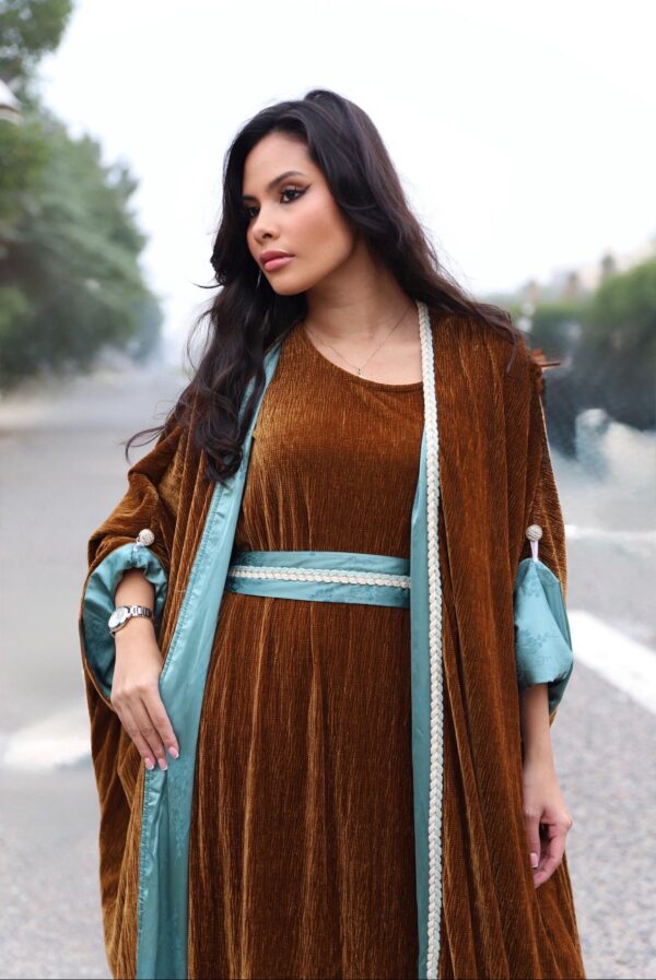 جلابية مخمل مع بشت مبطنة بالحرير