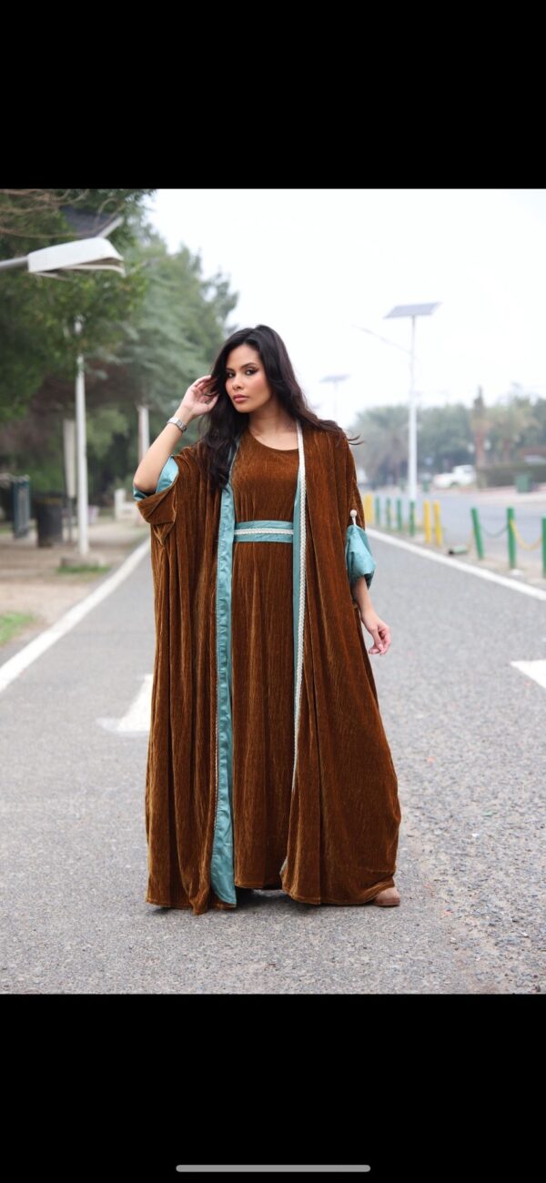 جلابية مخمل مع بشت مبطنة بالحرير