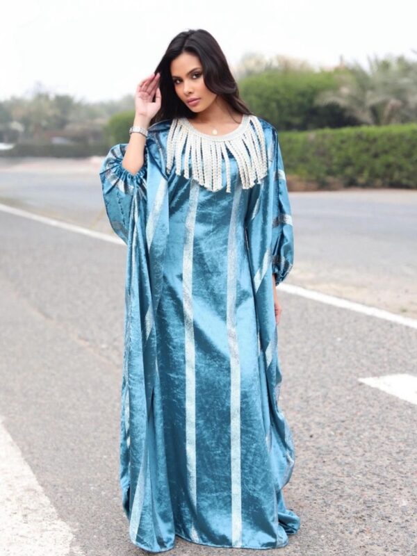 دراعة مخمل سماوي مع كلفة مشرشرة