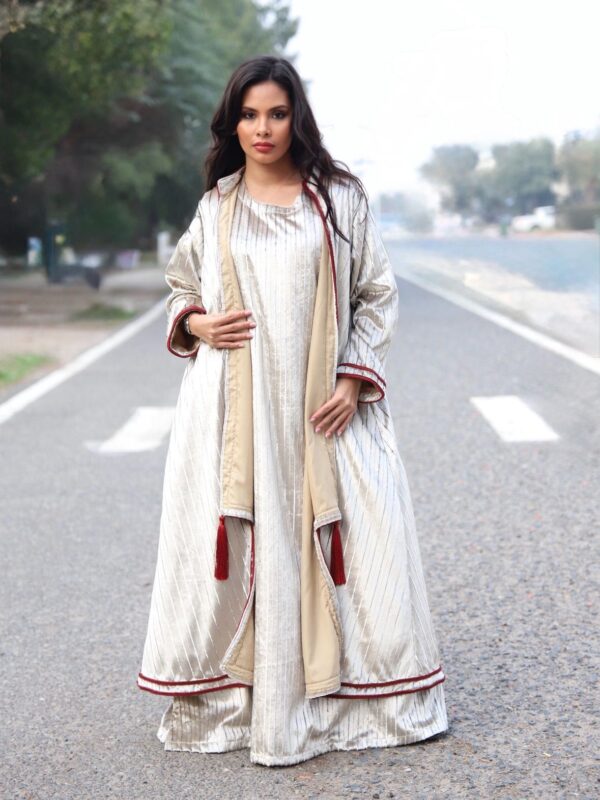 دراعة مخمل بيج مع بشت مبطن