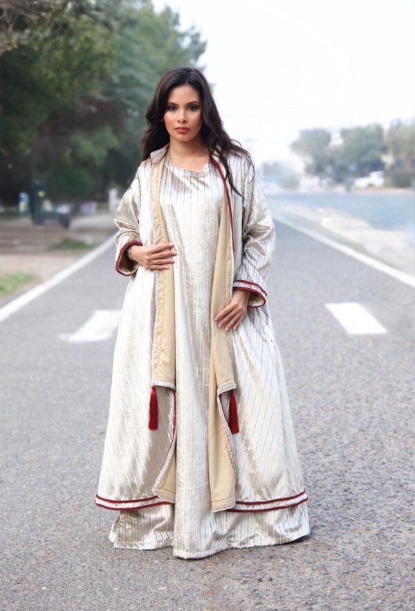 دراعة مخمل بيج مع بشت مبطن