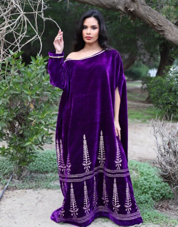 جلابية مخمل بنفسجي مطرز بالذهبي