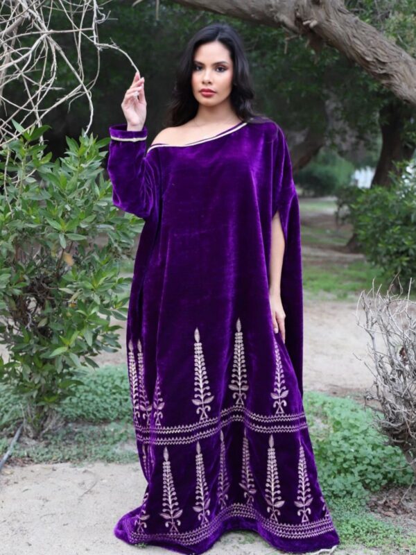 جلابية مخمل بنفسجي مطرز بالذهبي