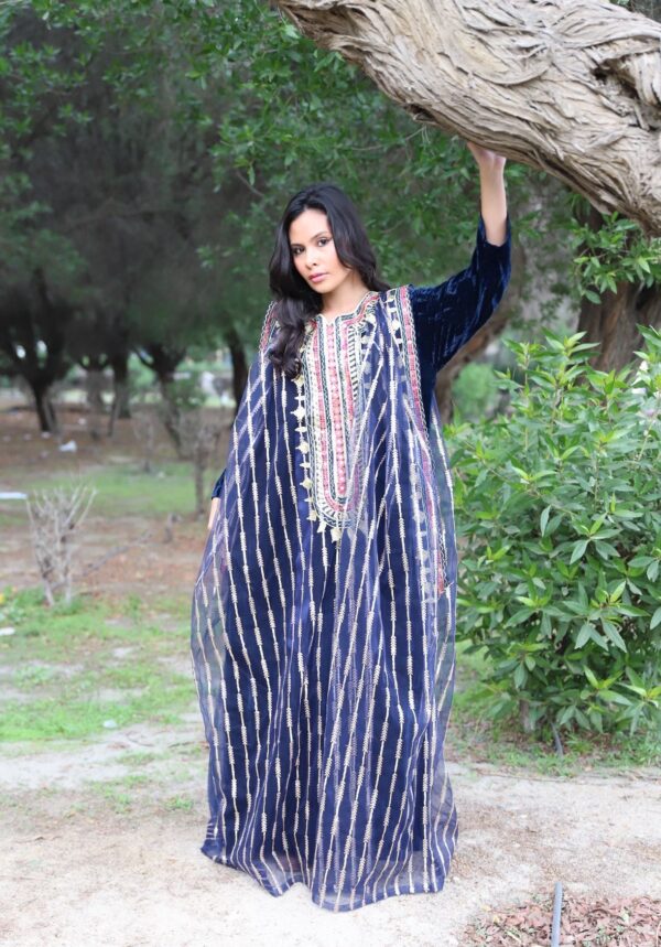 دراعة مخمل كحلي مع ثوب من الطراز الحديث