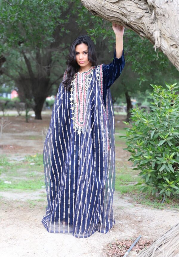 دراعة مخمل كحلي مع ثوب من الطراز الحديث