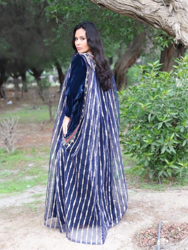 دراعة مخمل كحلي مع ثوب من الطراز الحديث