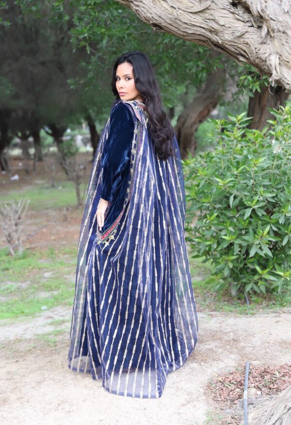 دراعة مخمل كحلي مع ثوب من الطراز الحديث