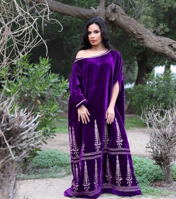 جلابية مخمل بنفسجي مطرز بالذهبي